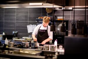 Cook required in Qatar